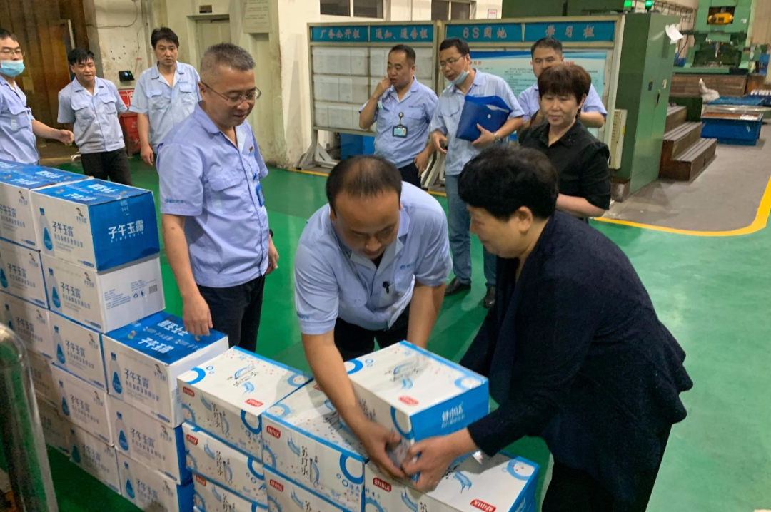 ?陜西省總工會黨組成員李秀華一行到秦川集團慰問一線職工