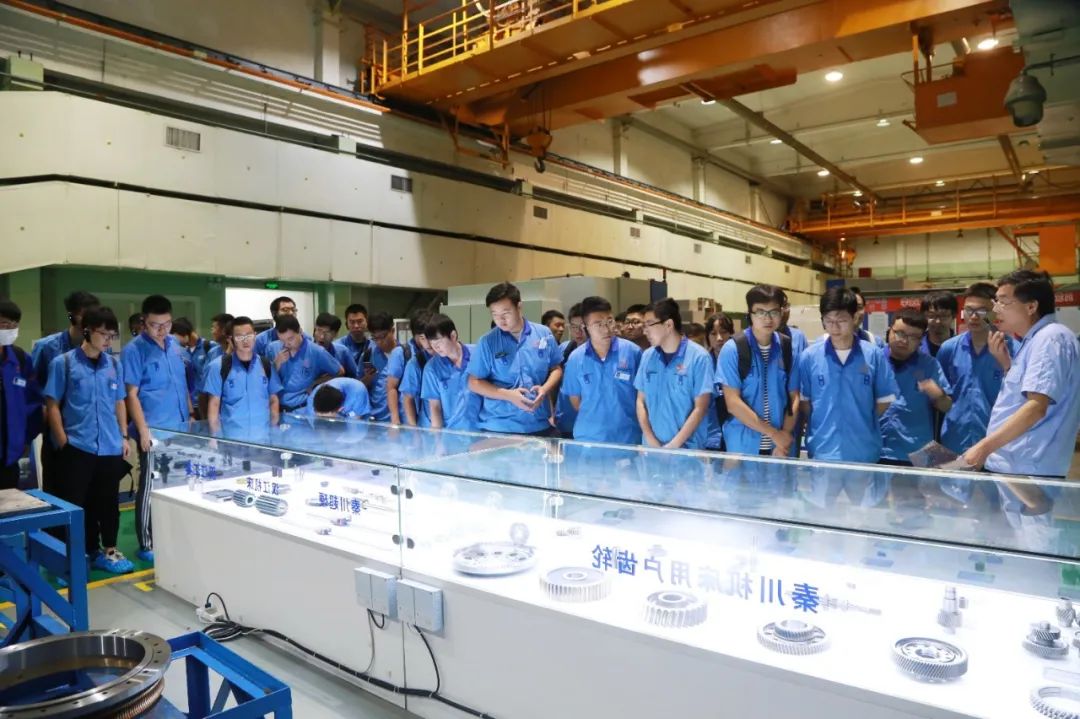 法士特汽車傳動工程研究院組織新員工到秦川集團參觀學習