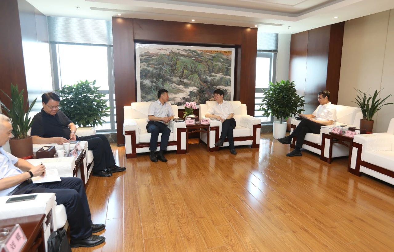 西安市政協(xié)主席、西咸新區(qū)黨工委書記岳華峰會見嚴鑒鉑董事長